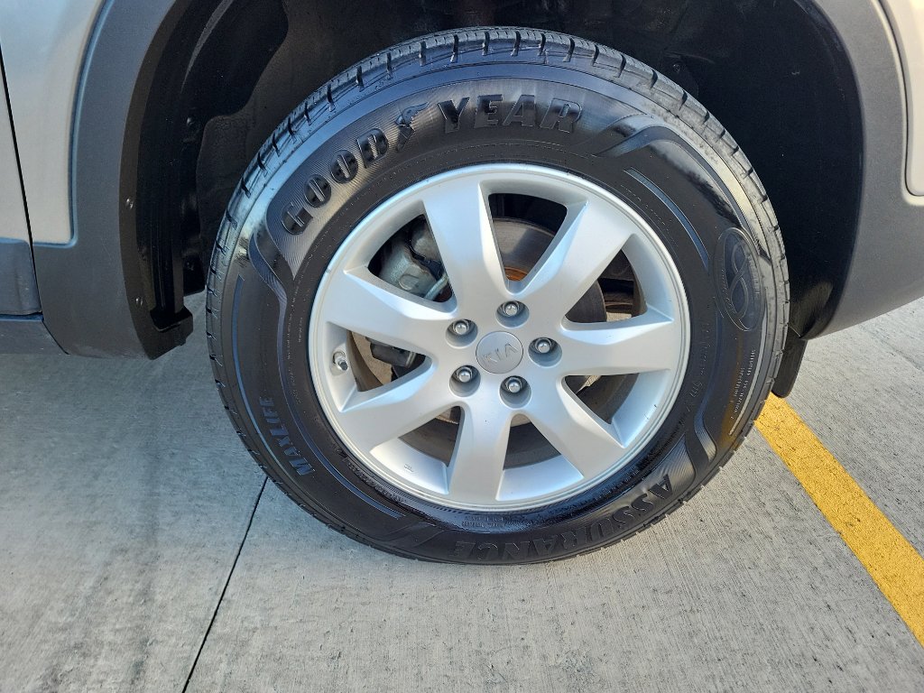 Used 2013 Kia Sorento LX image 8