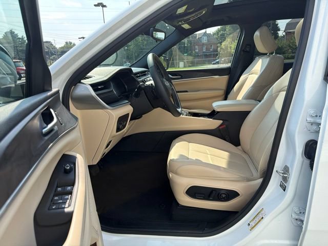 Used 2023 Jeep Grand Cherokee L Limited AWD/4WD image 13
