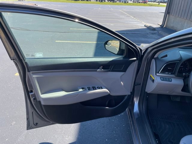 Used 2018 Hyundai Elantra SE w/ Cargo Package FWD image 16