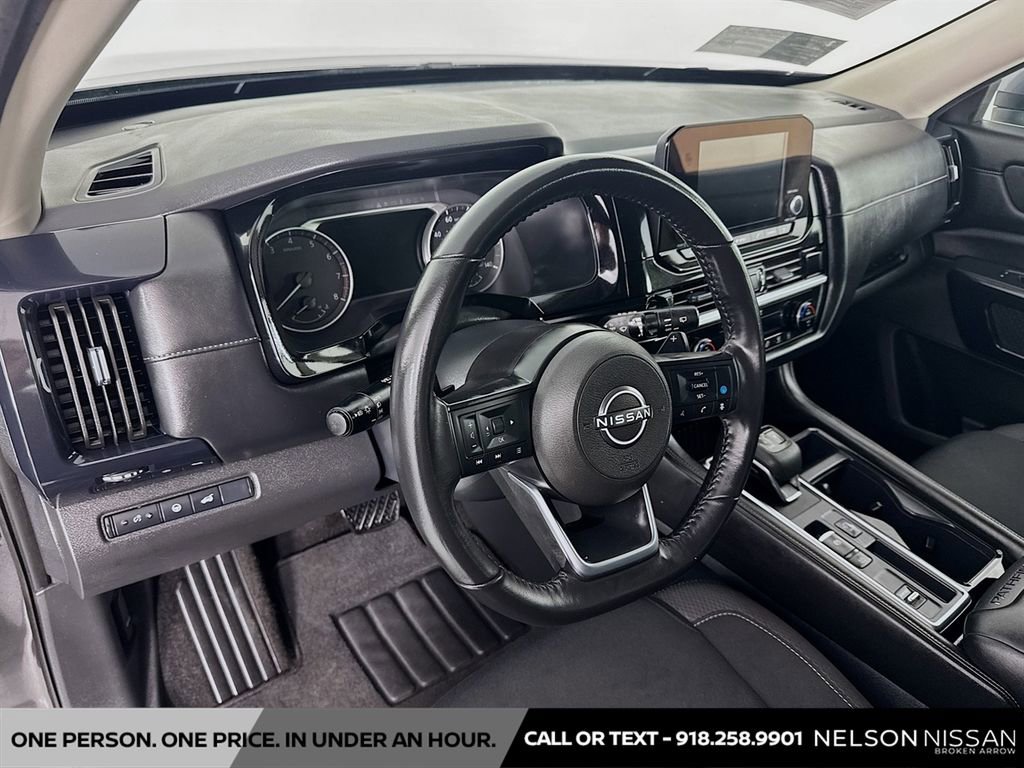 Certified 2025 Nissan Pathfinder SV image 9