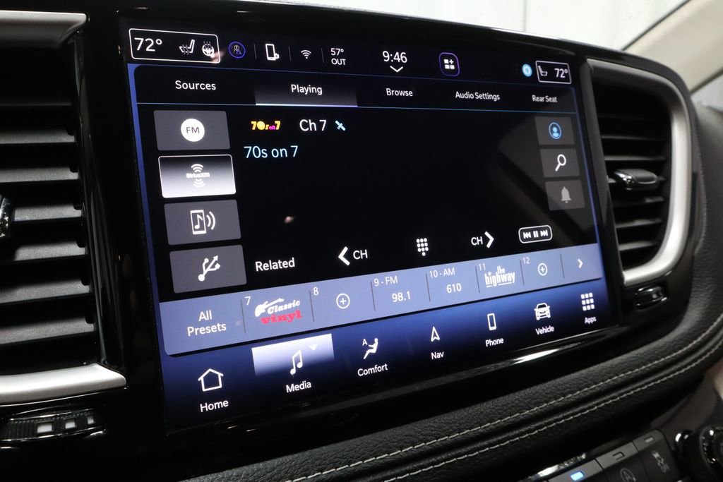 Used 2022 Chrysler Pacifica Touring-L w/ Uconnect Theater Family Group FWD image 2