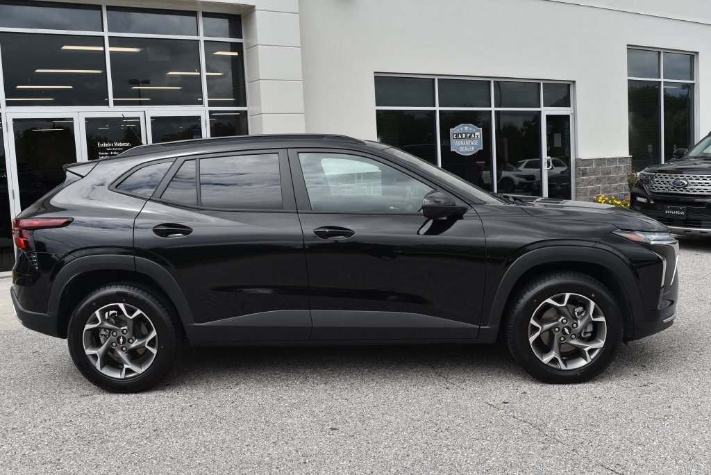 Used 2025 Chevrolet Trax LT w/ LT Convenience Package FWD image 2