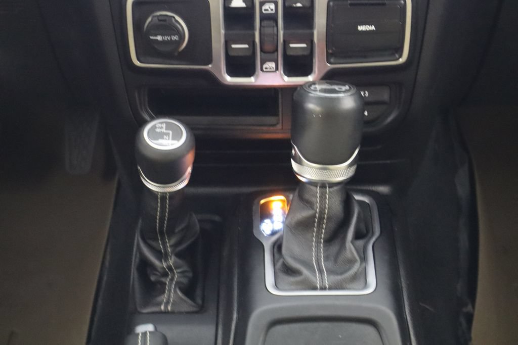 Used 2018 Jeep Wrangler Unlimited Sahara AWD/4WD image 27