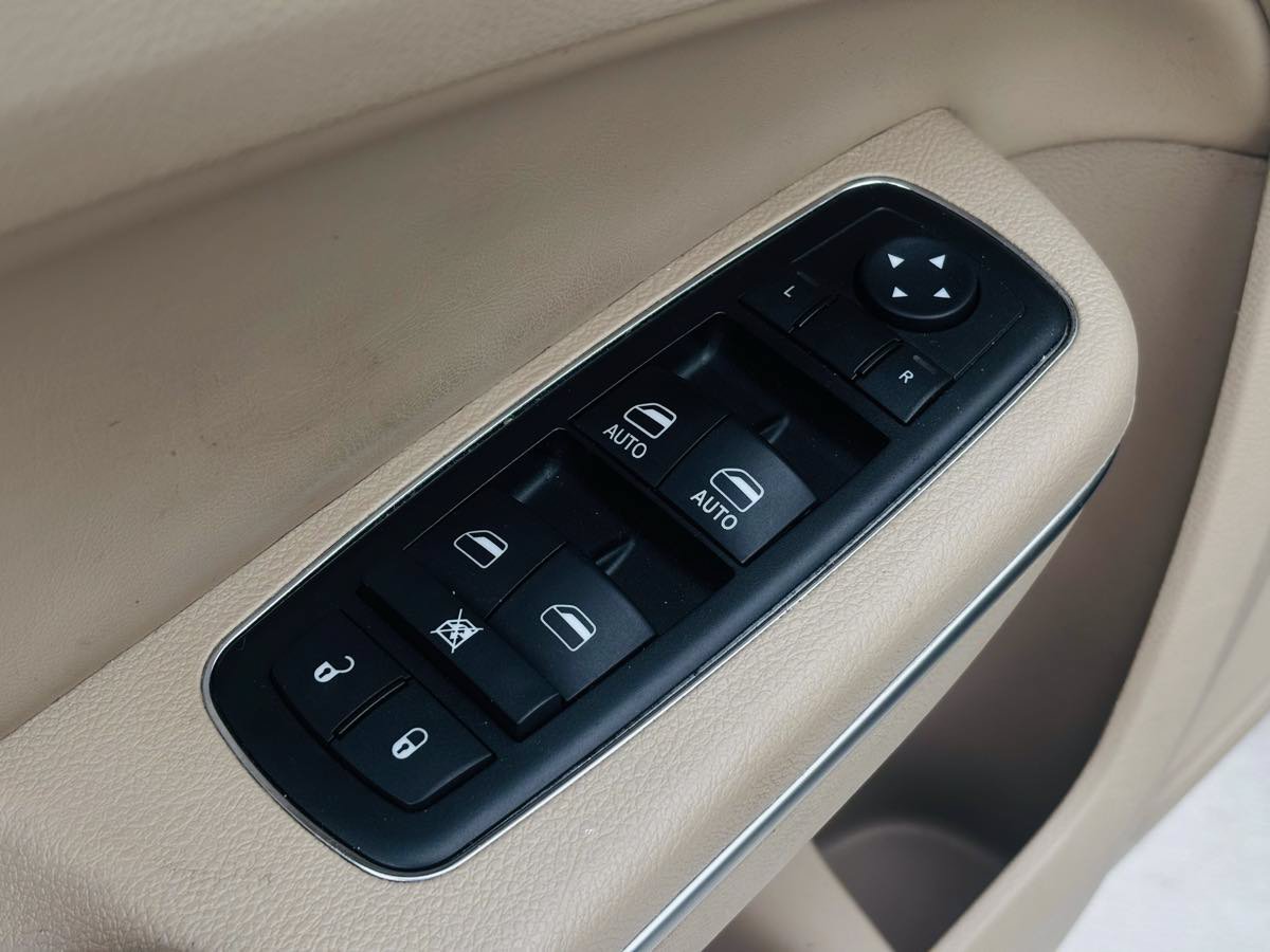 Used 2014 Chrysler 300 AWD image 33