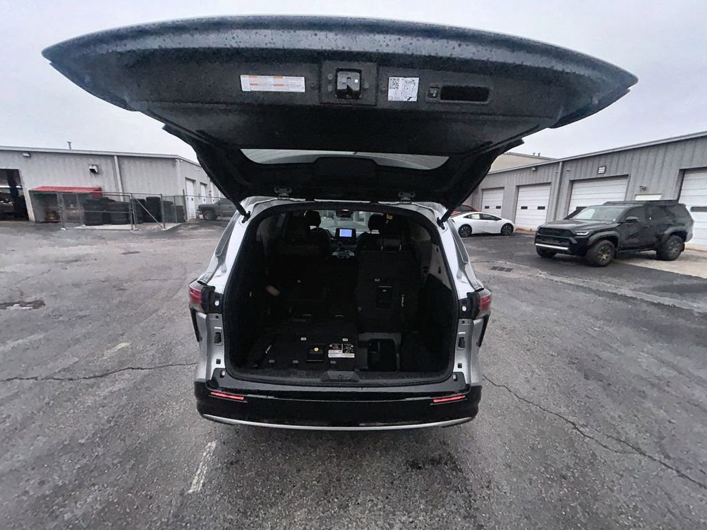 Used 2023 Toyota Sienna Platinum FWD image 31