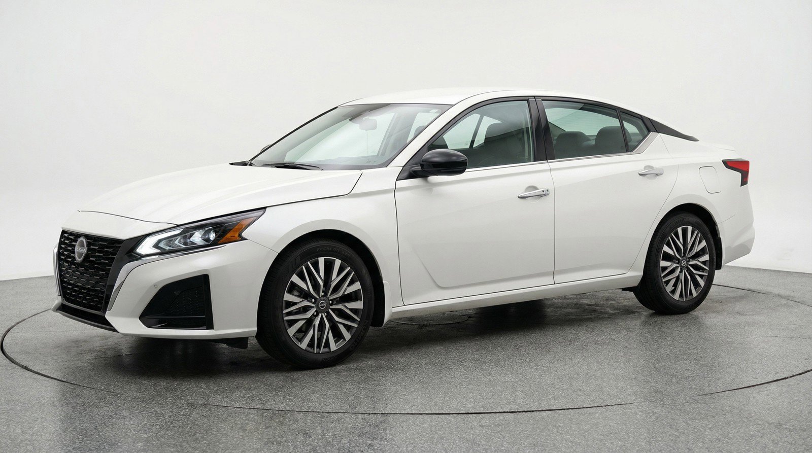 Used 2025 Nissan Altima 2.5 SV FWD image 3