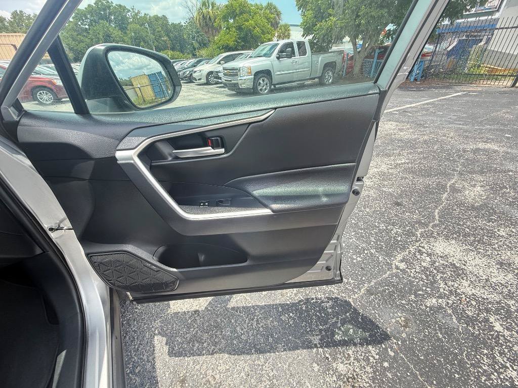 Used 2020 Toyota RAV4 XLE FWD image 16
