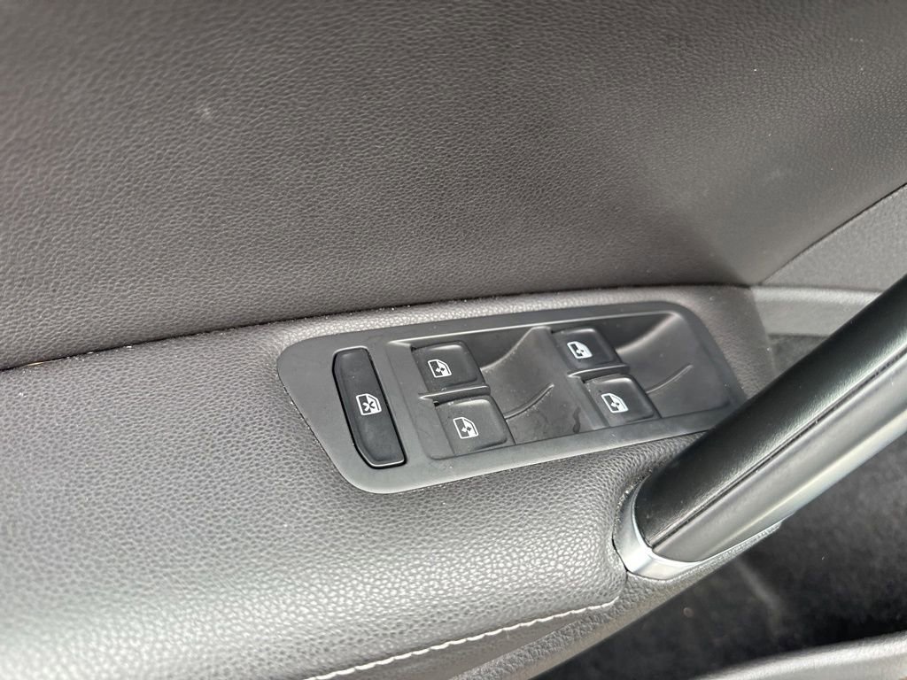 Used 2018 Volkswagen Golf SE image 18