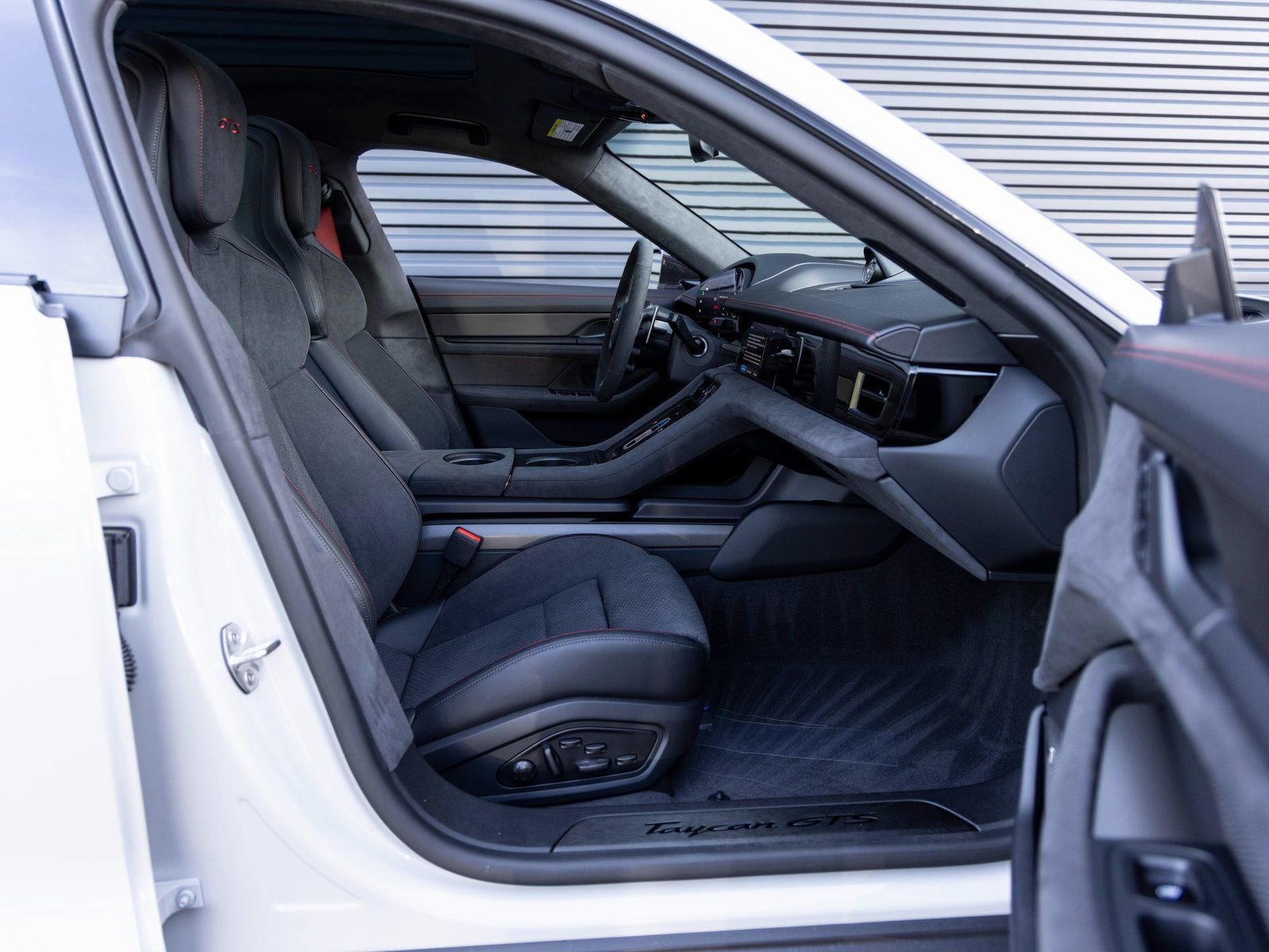 Used 2025 Porsche Taycan GTS image 33