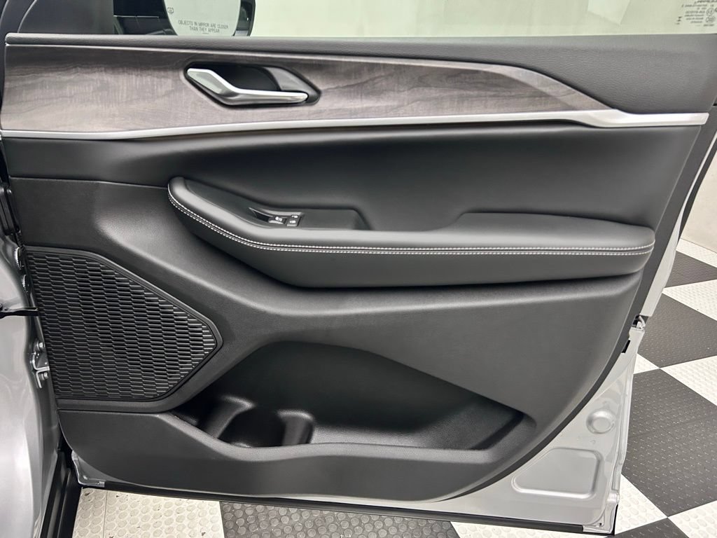 New 2025 Jeep Grand Cherokee Limited AWD/4WD image 16