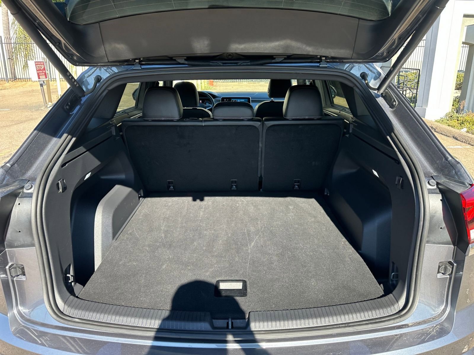 Used 2025 Volkswagen Atlas Cross Sport SE image 31