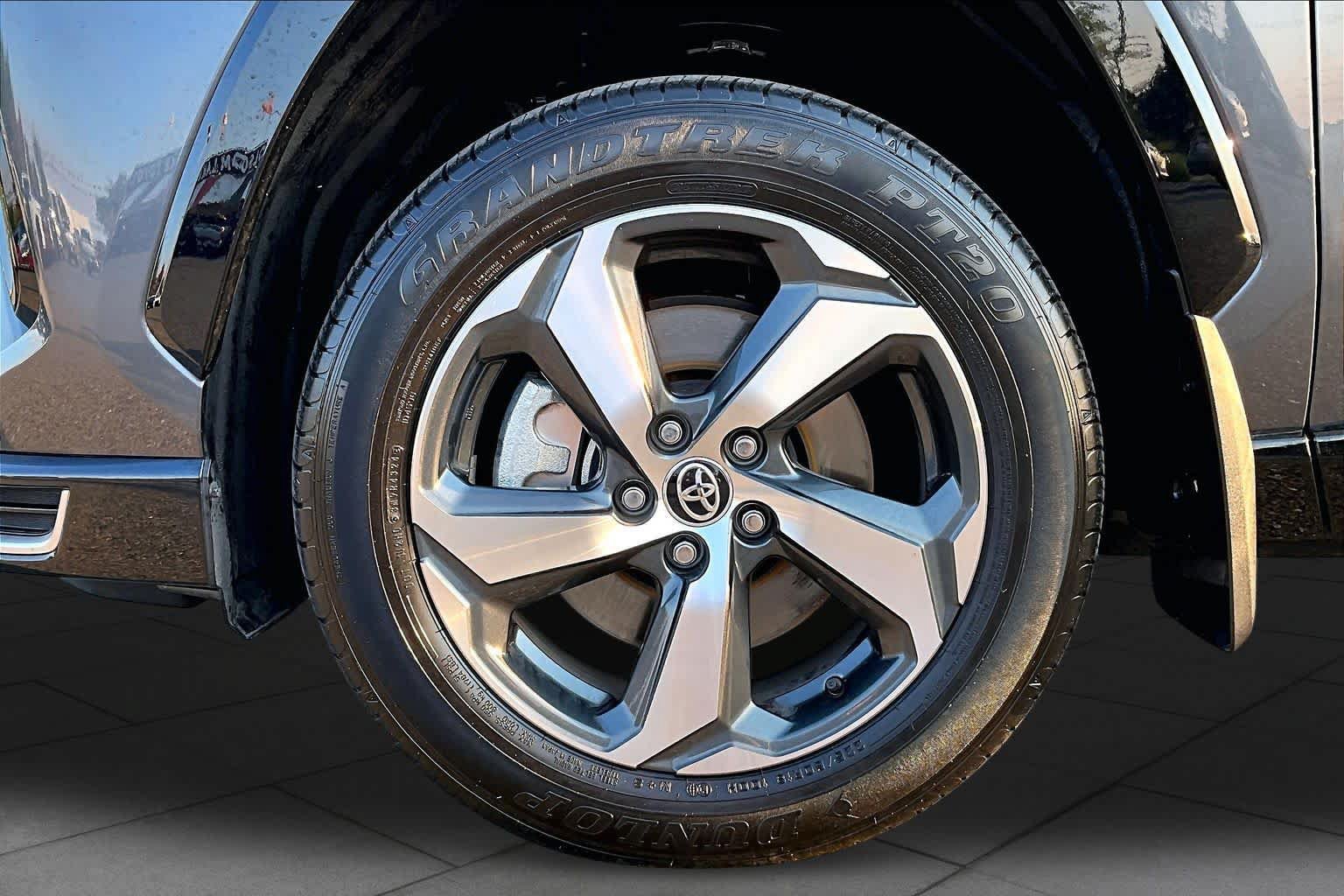 Used 2025 Toyota RAV4 SE w/ Weather & Moonroof Package AWD/4WD image 10