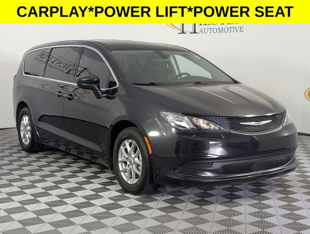 Used 2022 Chrysler Voyager LX image 2