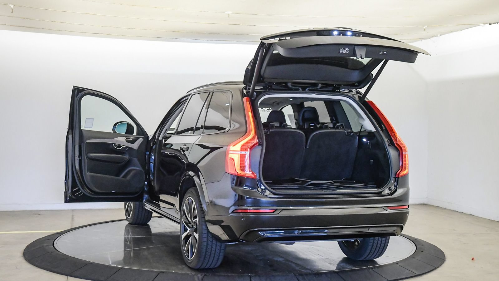 Certified 2023 Volvo XC90 T8 Ultimate AWD/4WD image 29