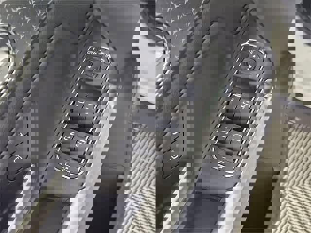 Used 2025 Mercedes-Benz GLB 250 4MATIC image 46