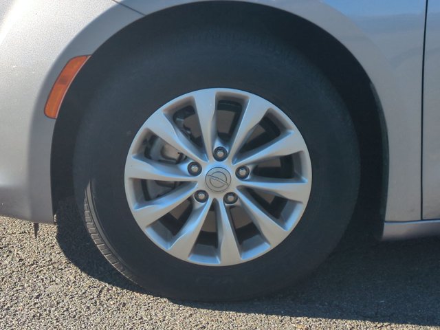 Used 2018 Chrysler Pacifica Touring Plus FWD image 9