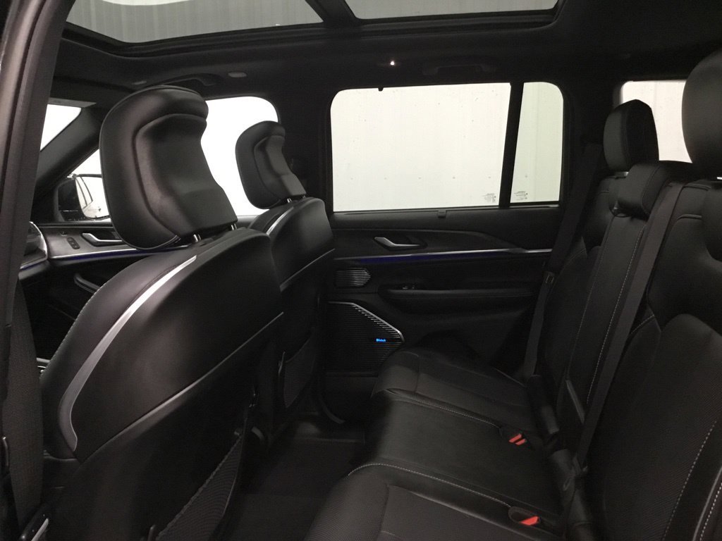 Used 2024 Jeep Grand Cherokee Overland w/ Luxury Tech Group IV AWD/4WD image 12