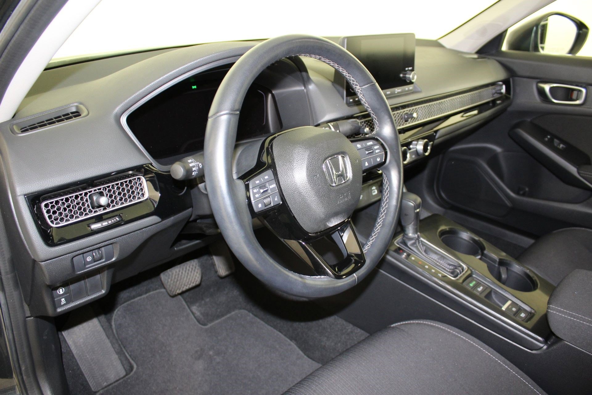 Used 2023 Honda Civic EX image 3