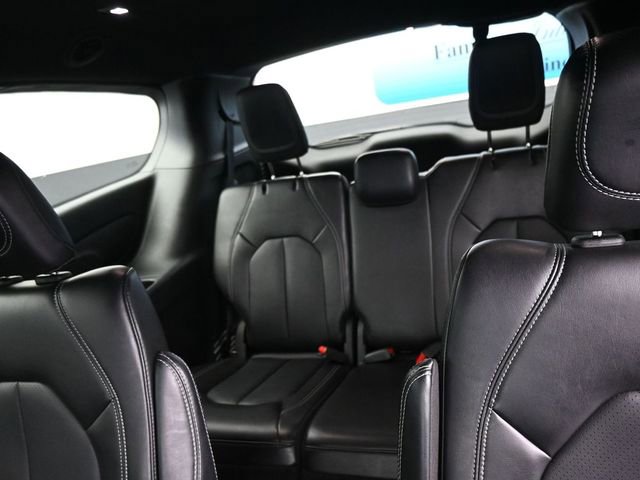 Used 2025 Chrysler Pacifica Select image 10