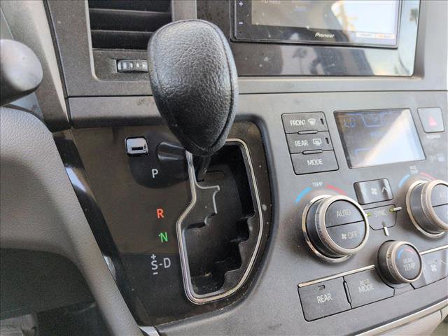 Used 2020 Toyota Sienna L image 12