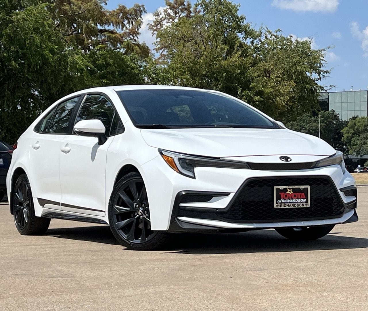 Used 2024 Toyota Corolla SE FWD image 2