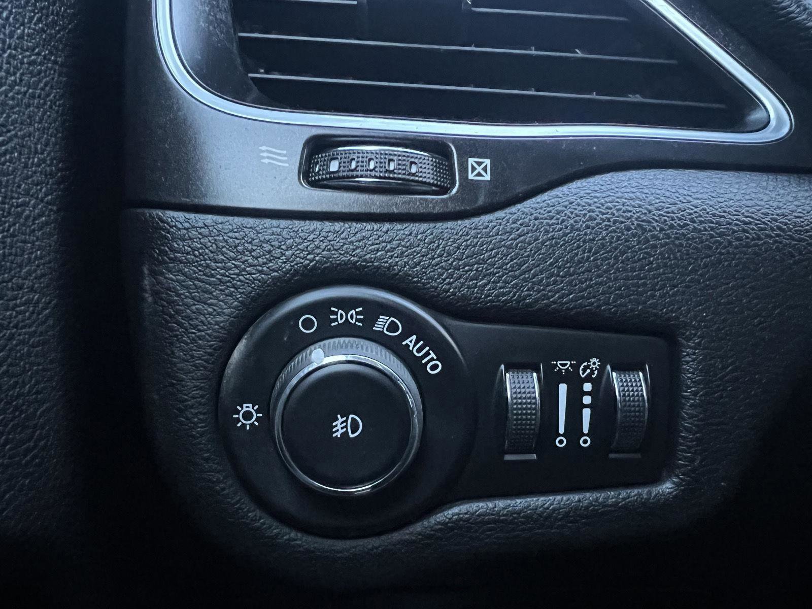 Used 2019 Jeep Cherokee Trailhawk w/ Cold Weather Group image 12