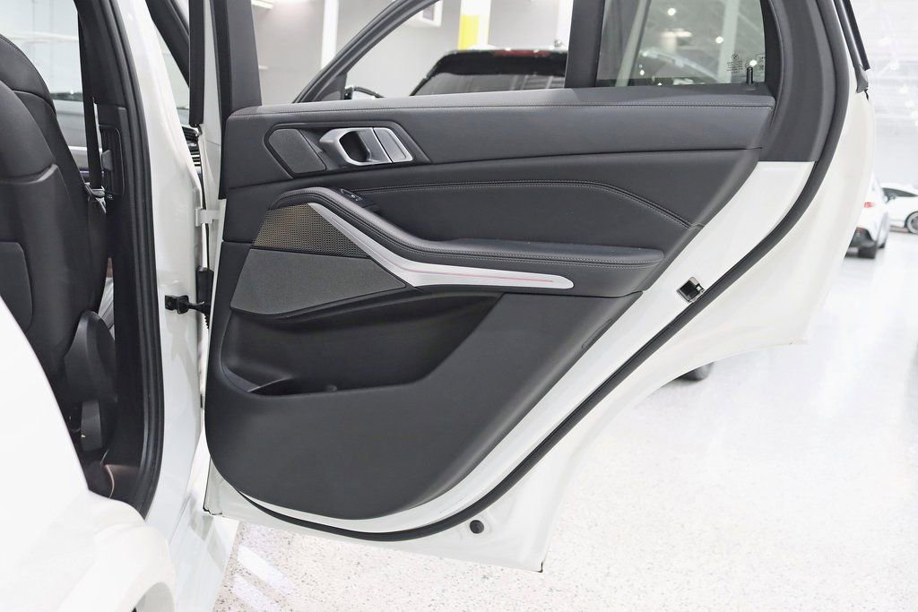 Used 2022 BMW X5 M50i image 41