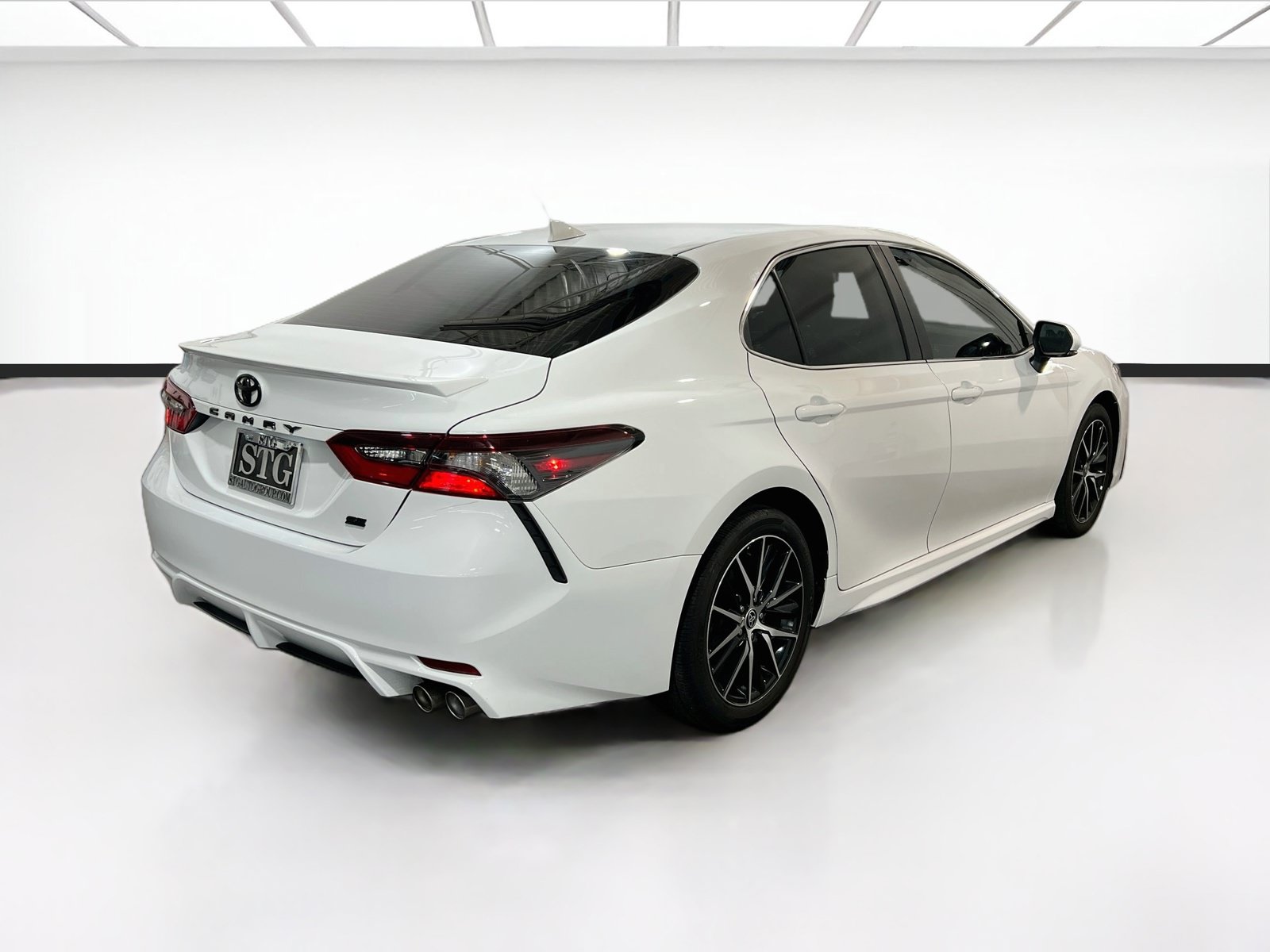 Used 2023 Toyota Camry SE FWD image 4