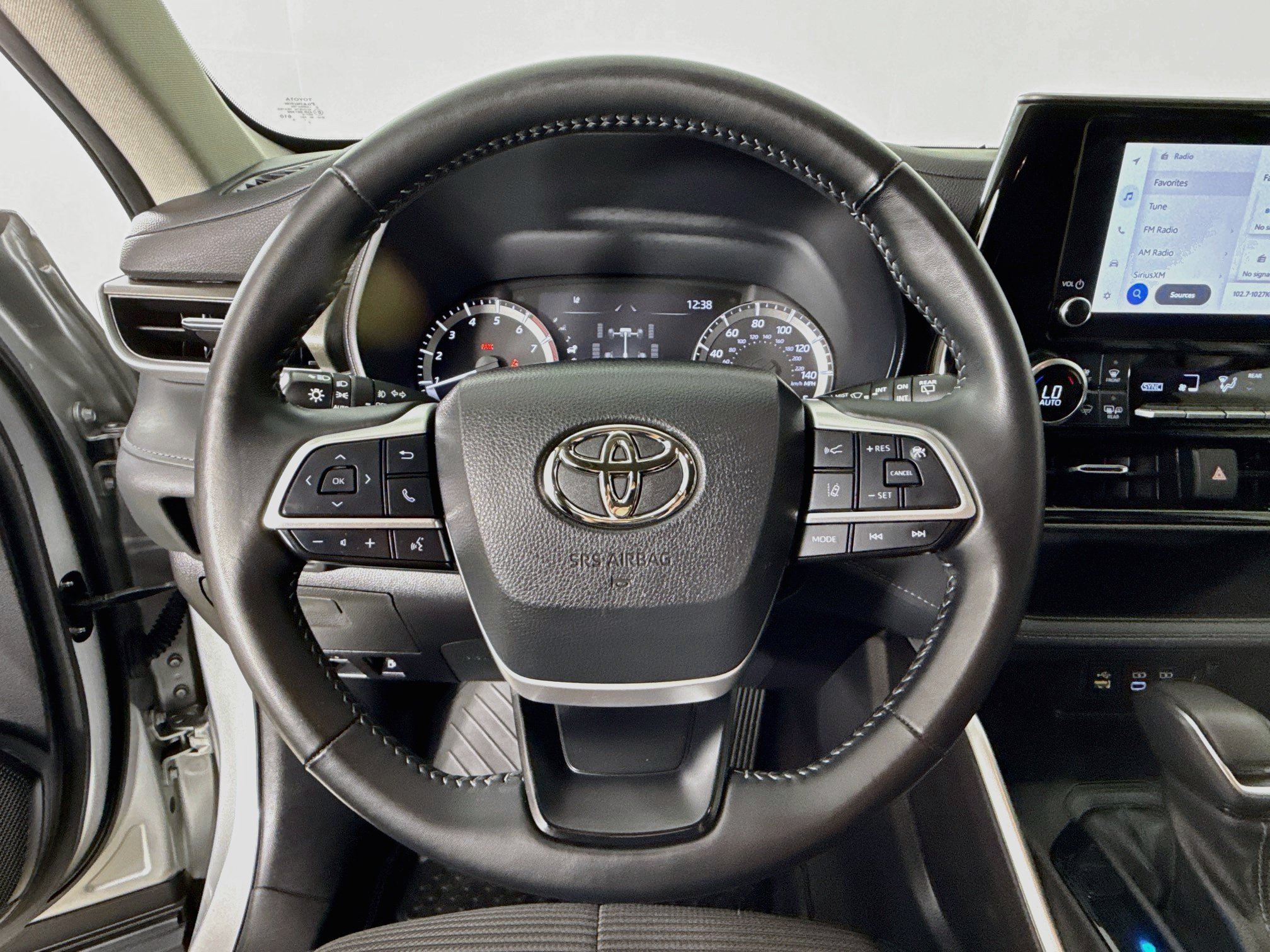 Used 2023 Toyota Highlander LE AWD/4WD image 13