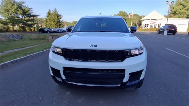 Used 2024 Jeep Grand Cherokee L Laredo image 3