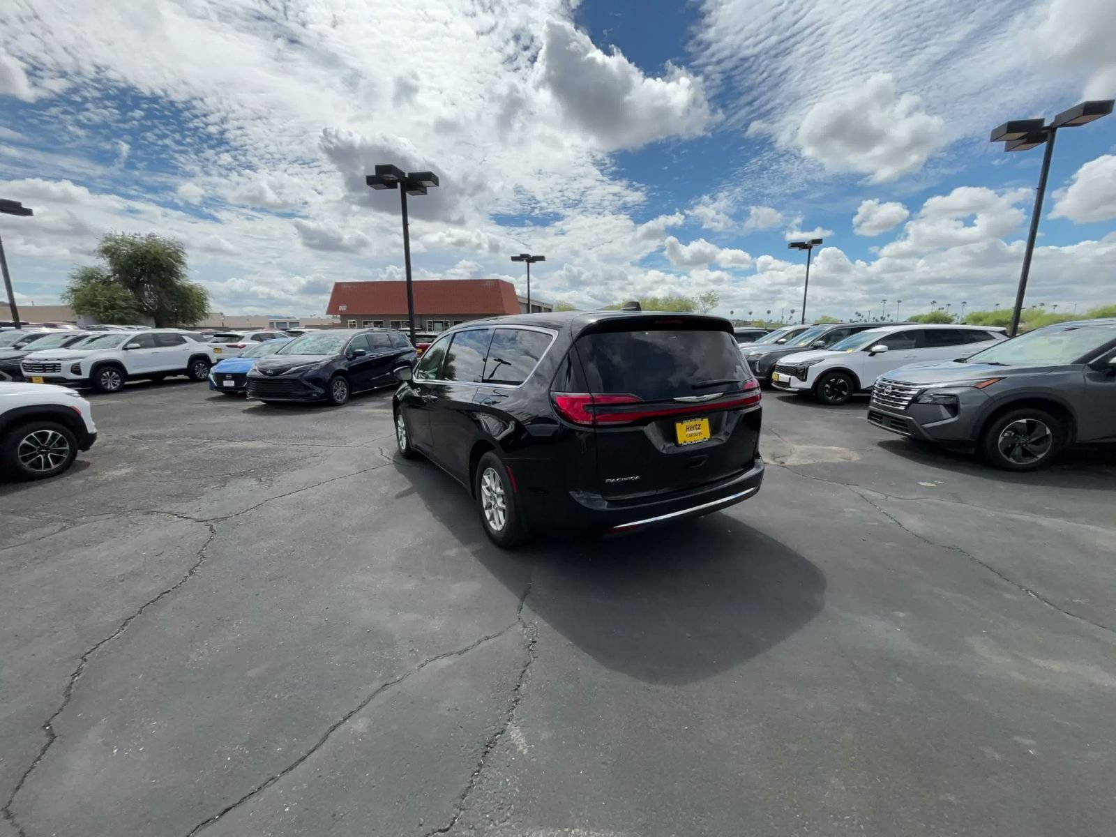 Used 2025 Chrysler Pacifica Select FWD image 10