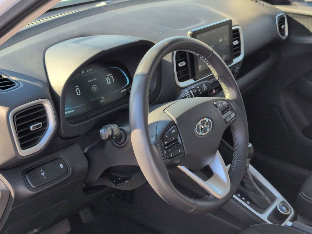 Used 2025 Hyundai Venue SEL FWD image 15