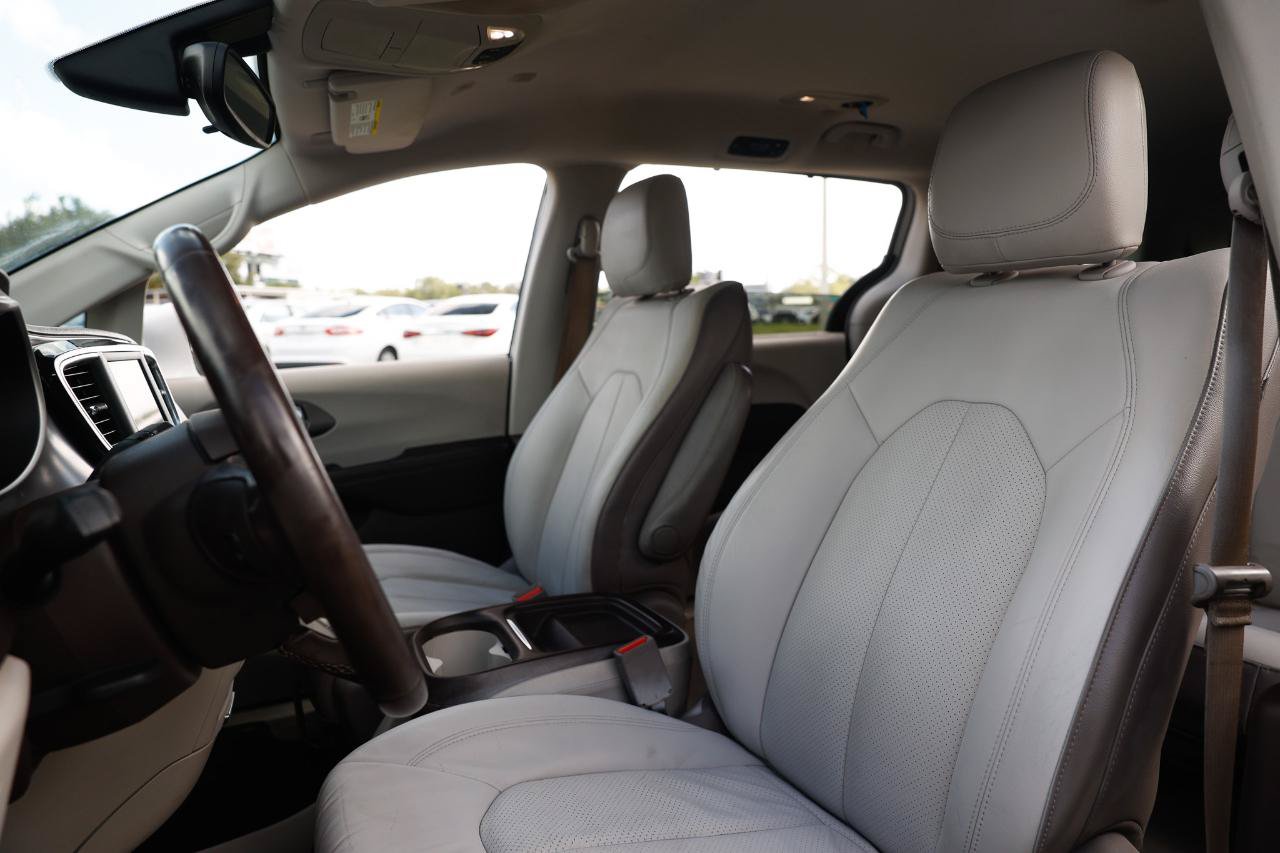 Used 2018 Chrysler Pacifica Touring-L FWD image 6