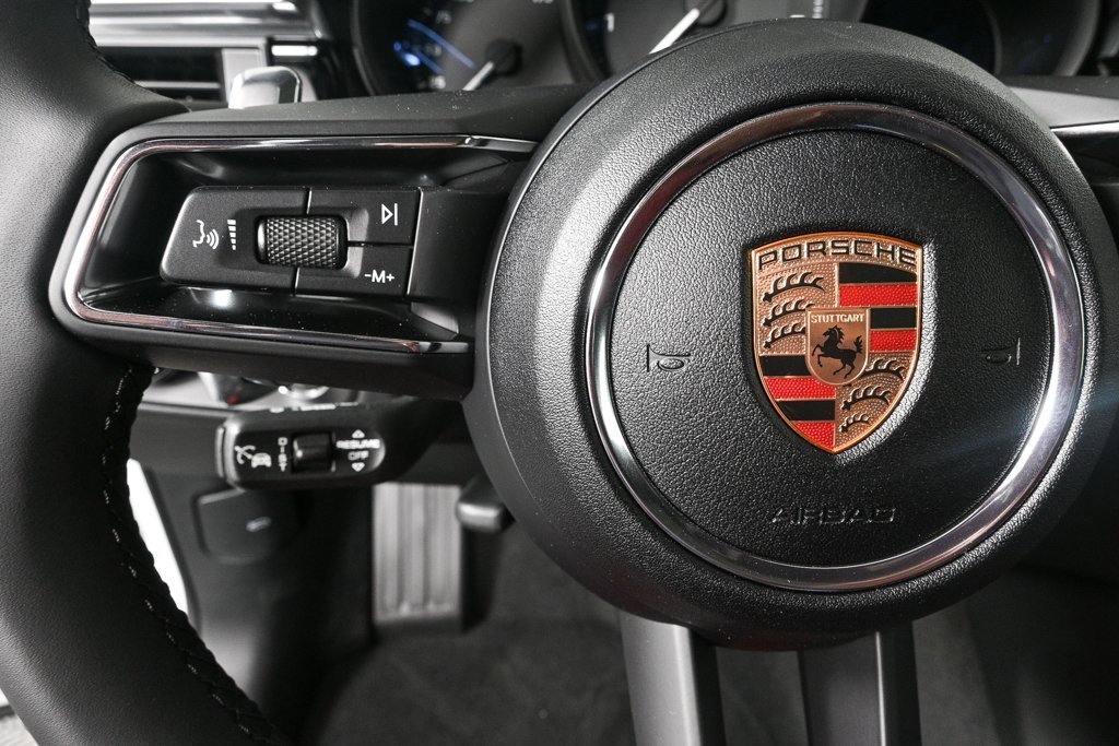 Certified 2025 Porsche Macan image 9