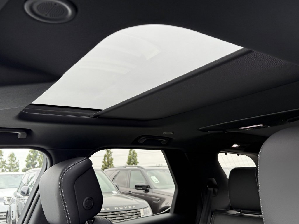 New 2025 Land Rover Discovery Dynamic SE image 13