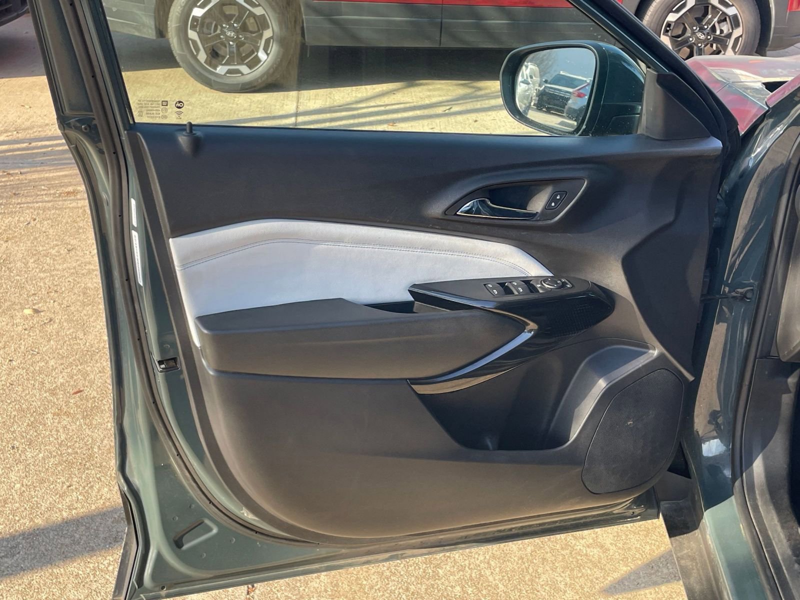 Used 2025 Chevrolet Trax LT FWD image 18