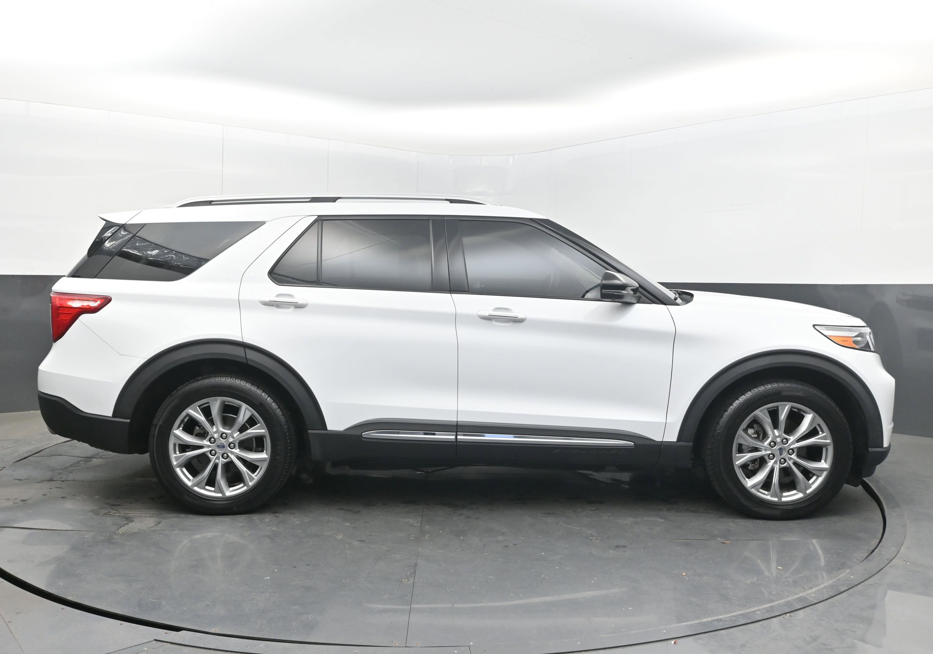 Used 2021 Ford Explorer Limited w/ Equipment Group 301A image 8