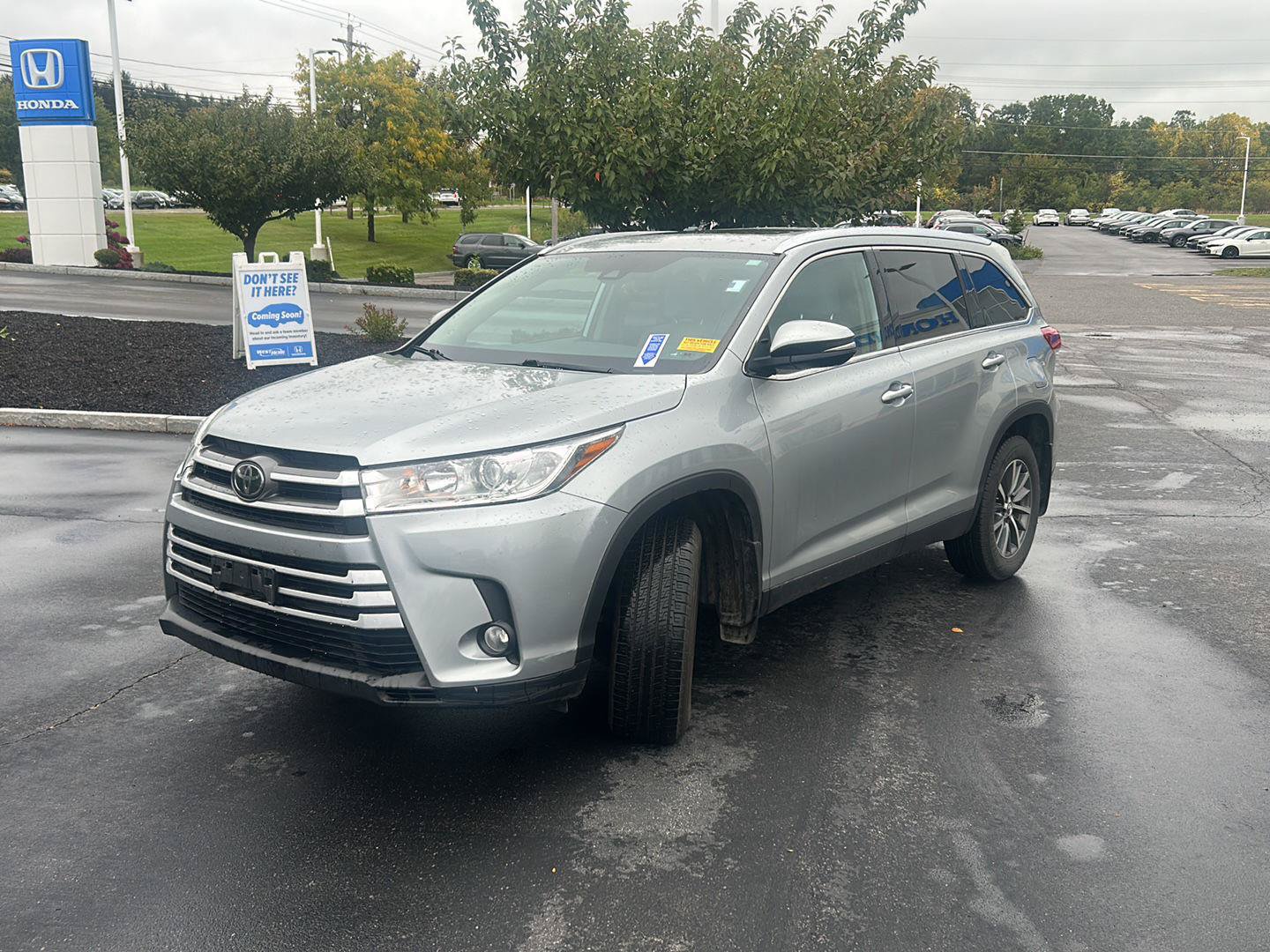 Used 2019 Toyota Highlander XLE AWD/4WD image 3