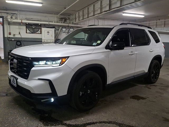 Used 2025 Honda Pilot Black Edition image 3