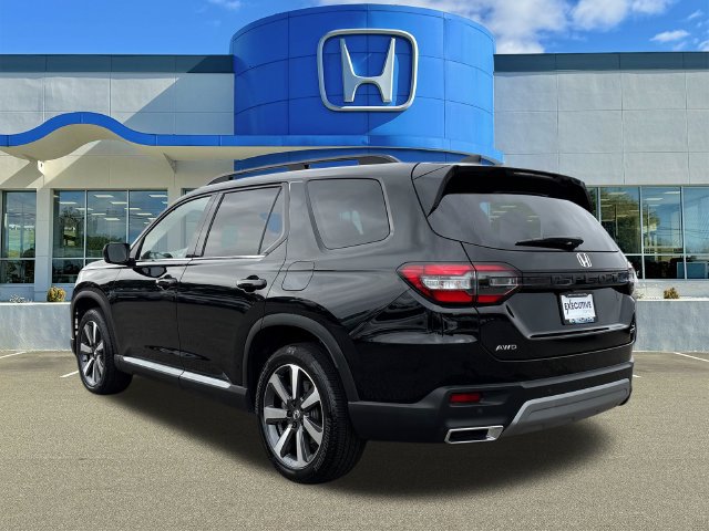 Used 2025 Honda Pilot Touring image 4