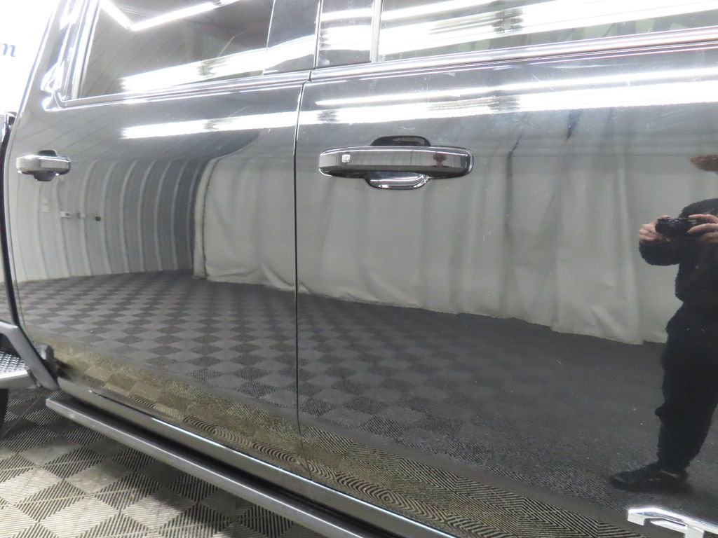 Used 2025 GMC Sierra 2500 AT4 image 32