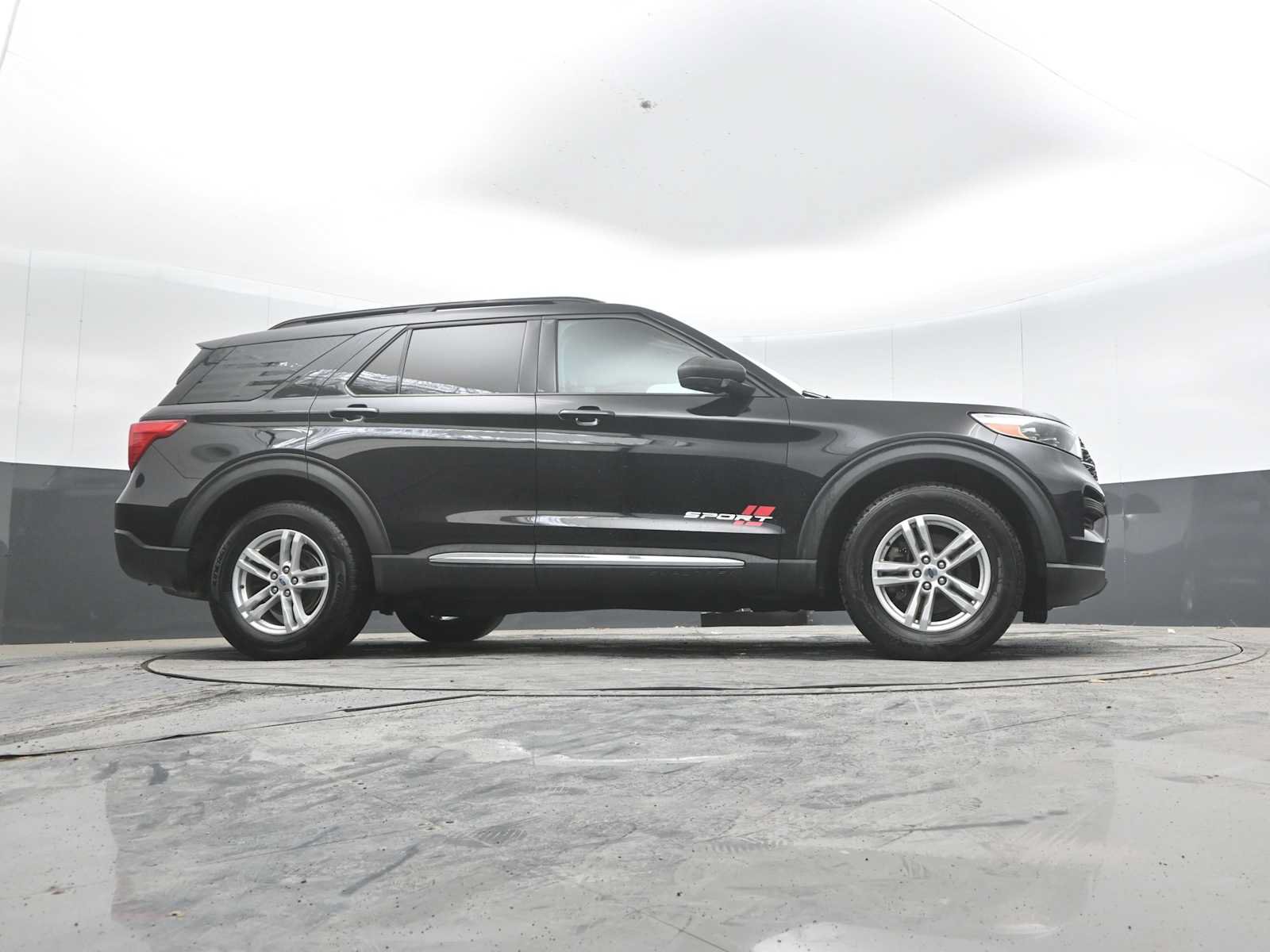 Used 2021 Ford Explorer XLT AWD/4WD image 30
