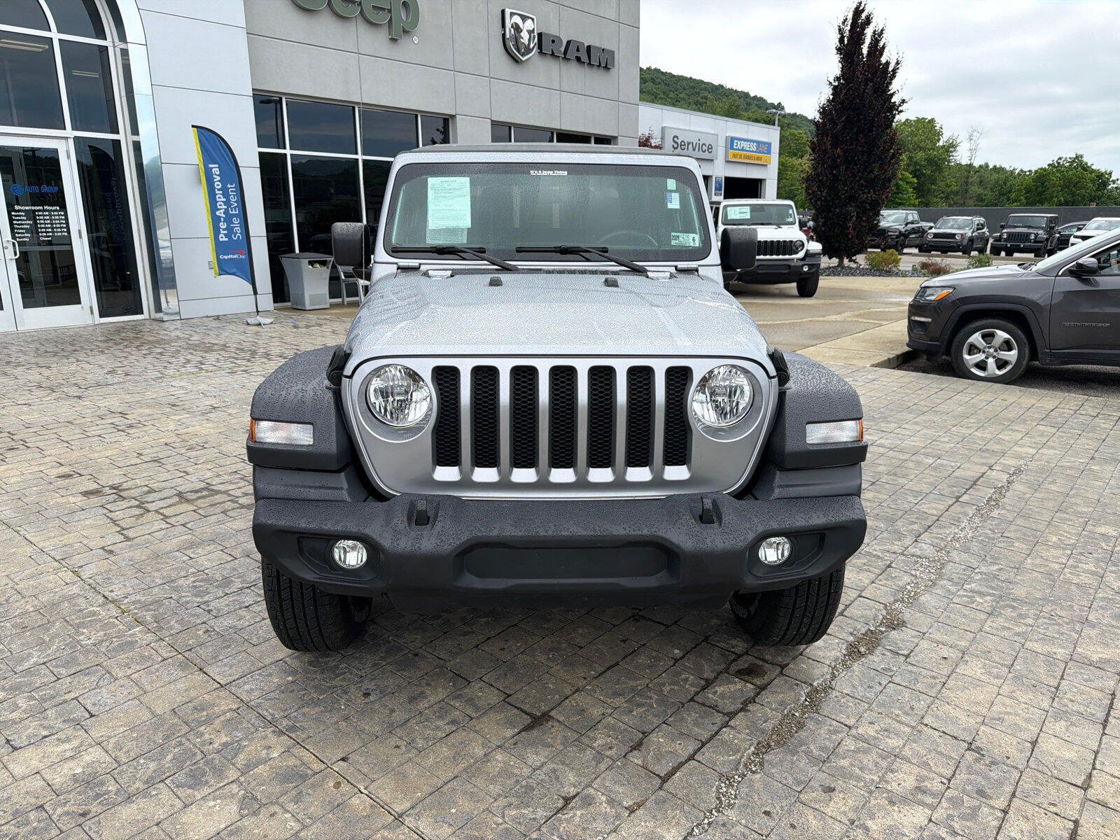 Used 2019 Jeep Wrangler Sport AWD/4WD image 3