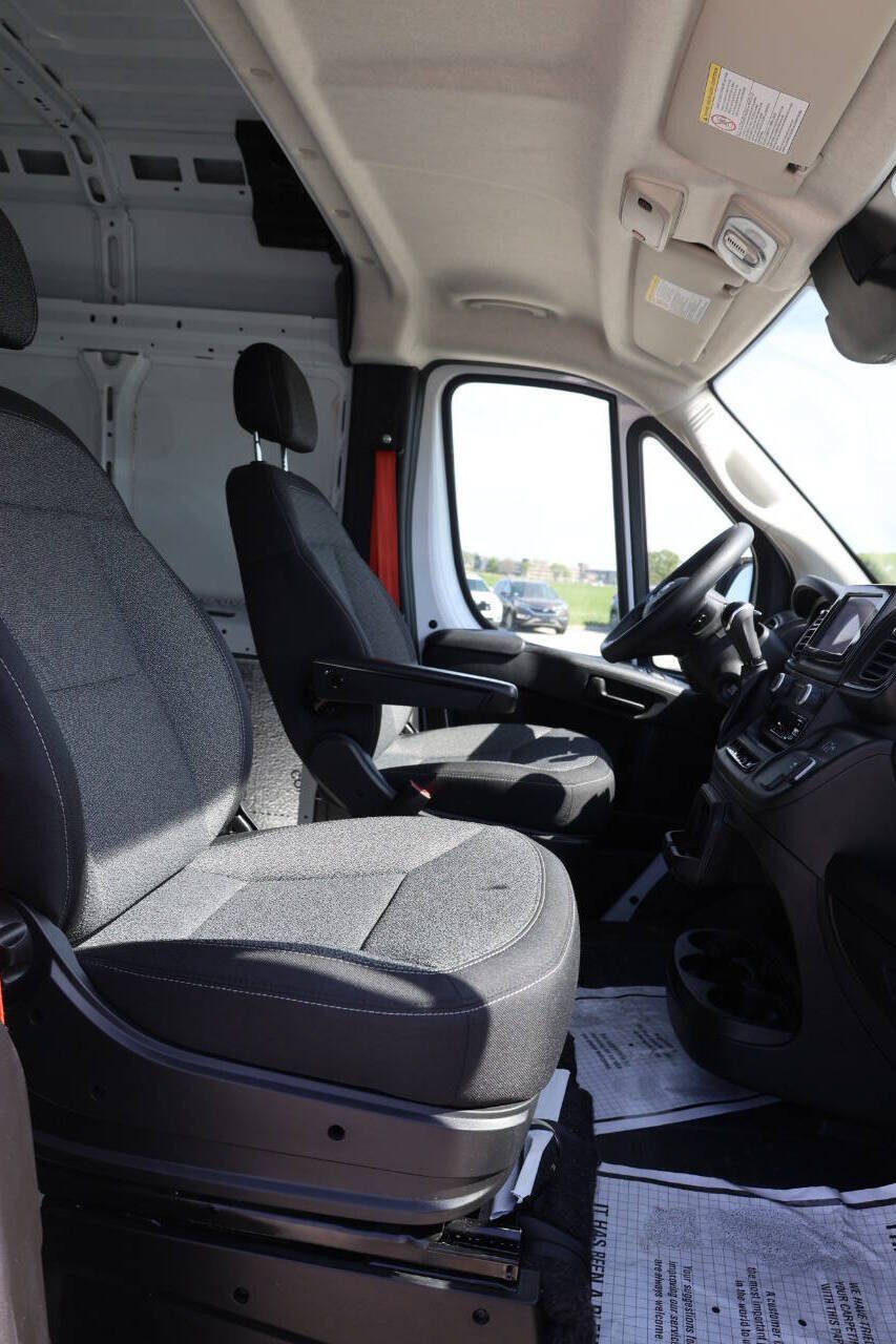 Used 2025 RAM ProMaster 2500 w/ Convenience Group FWD image 17