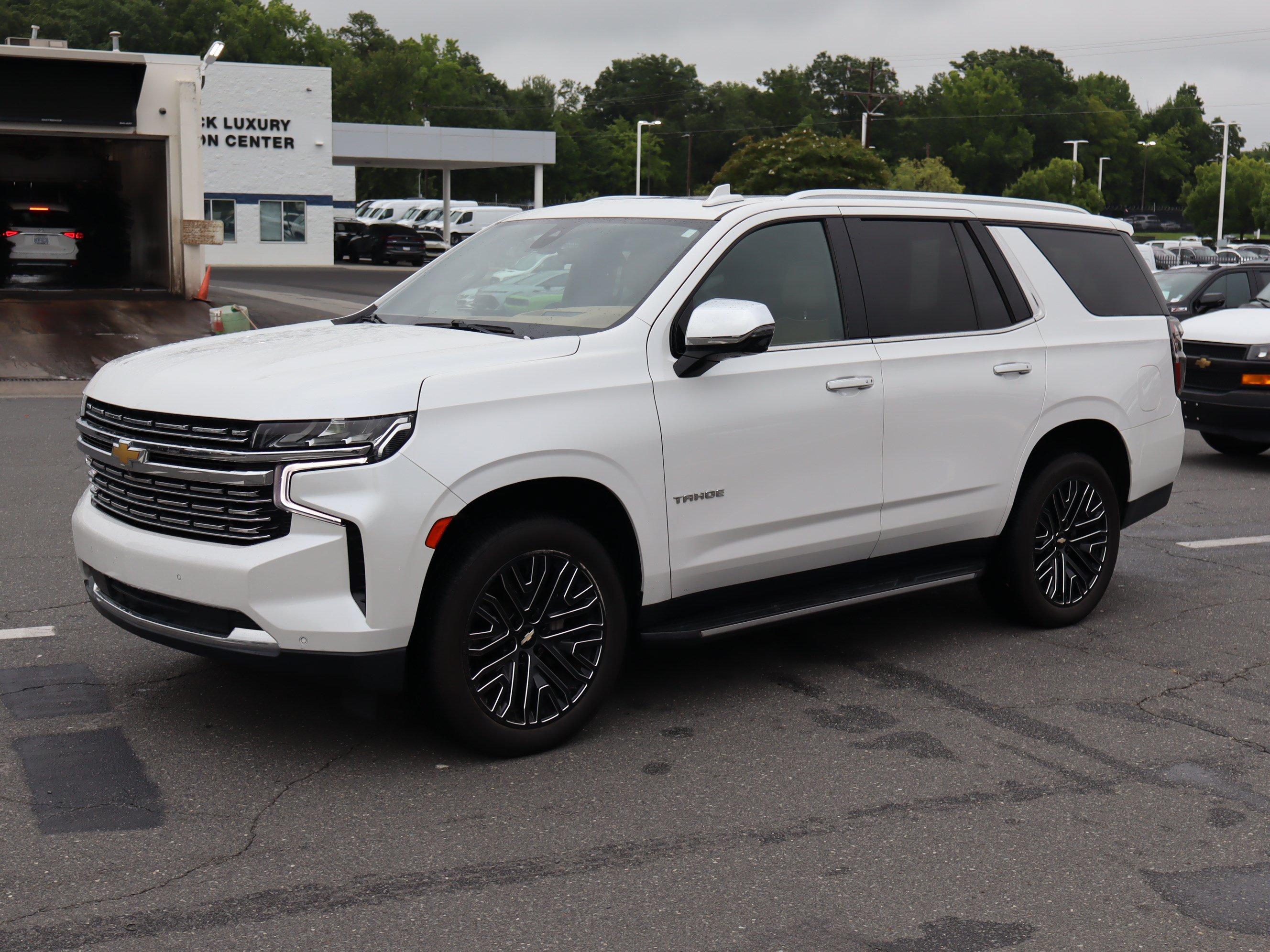 Used 2021 Chevrolet Tahoe Premier w/ Premium Package RWD image 5