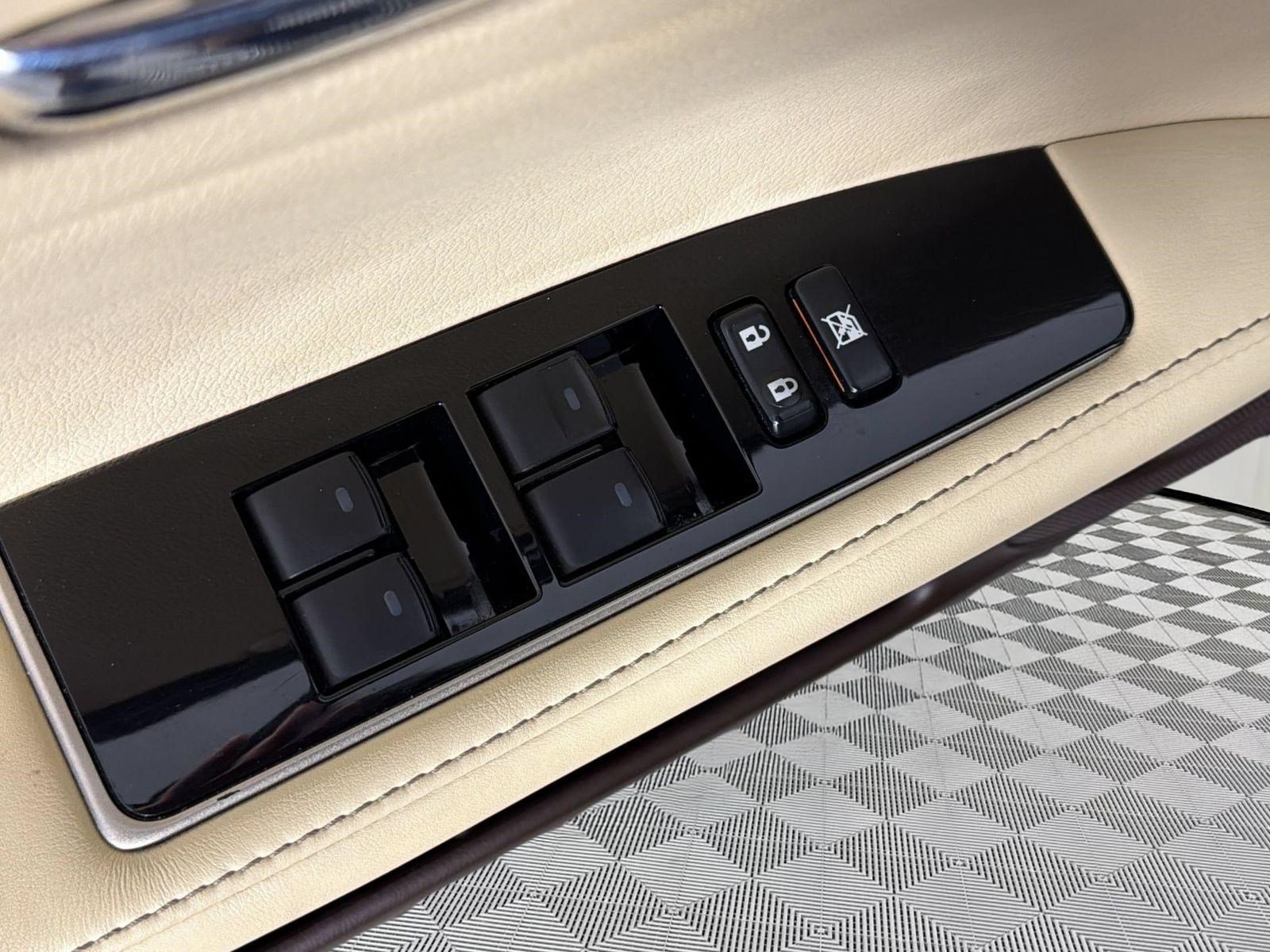Used 2016 Lexus ES 350 w/ Luxury Package w/Wood Trim FWD image 13
