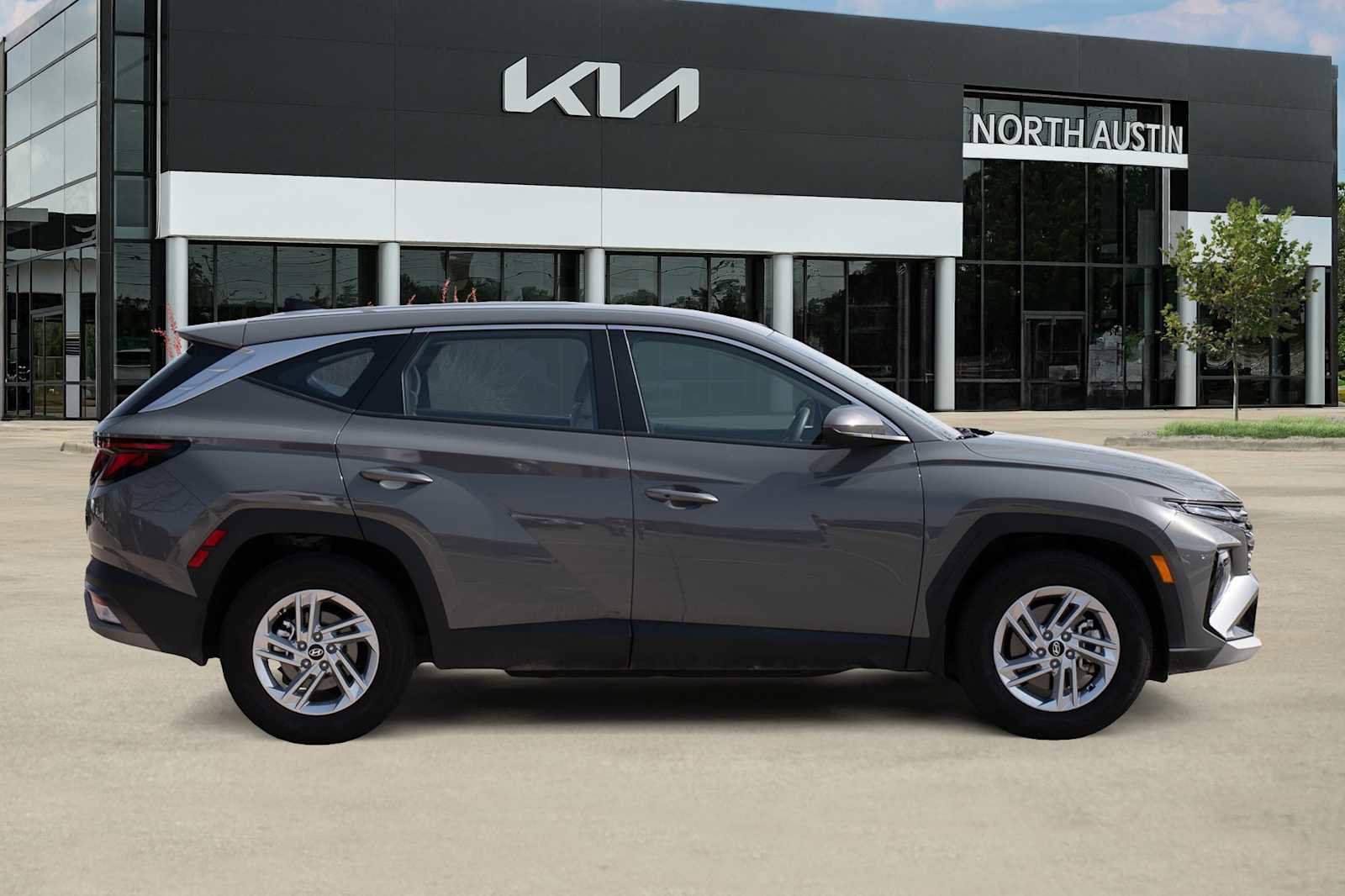 Used 2025 Hyundai Tucson SE image 7