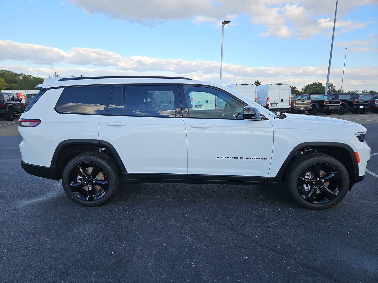New 2025 Jeep Grand Cherokee L Altitude image 8