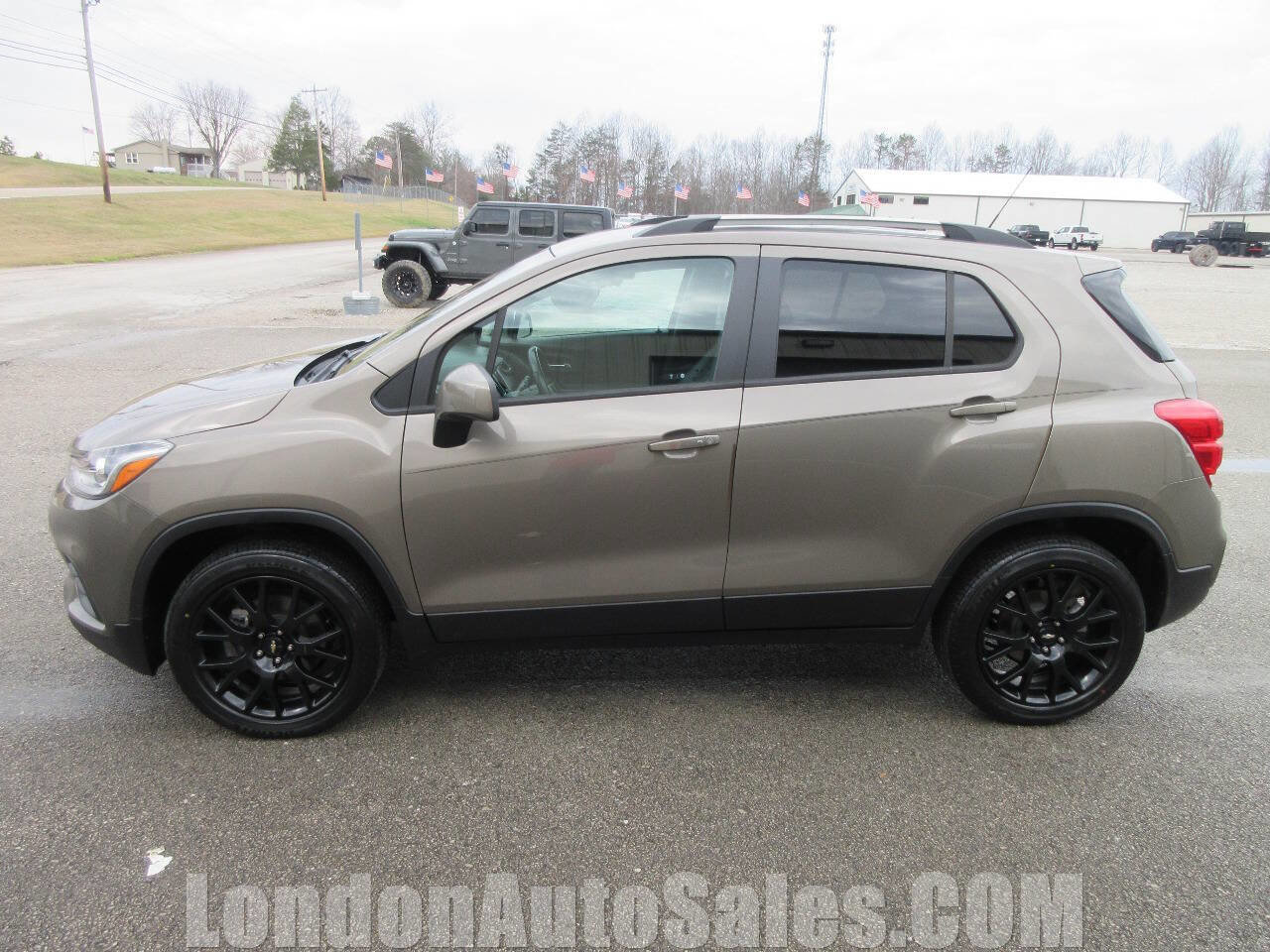 Used 2022 Chevrolet Trax LT w/ Sport Edition image 2