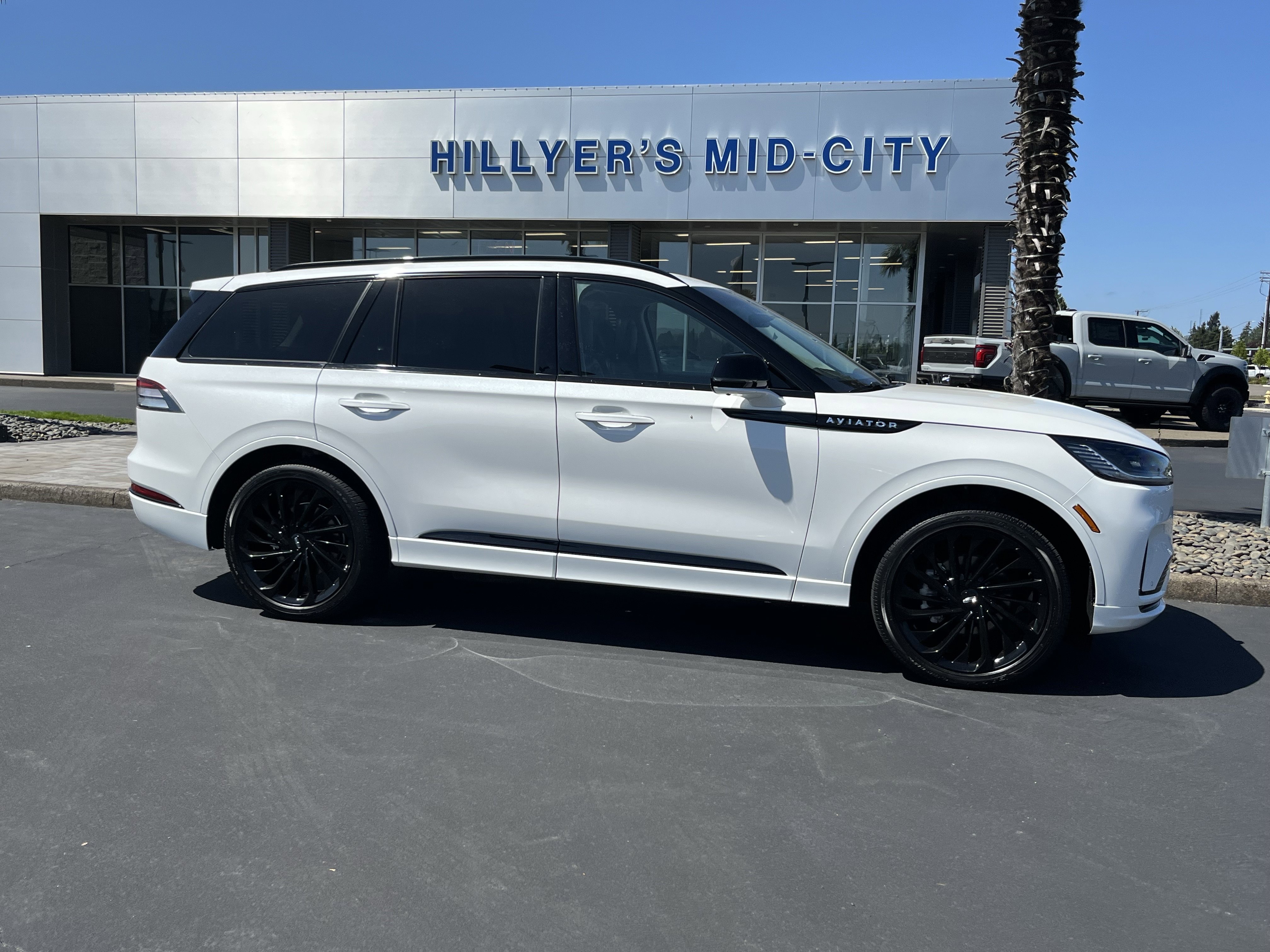 Used 2025 Lincoln Aviator Reserve w/ Luxury Package AWD/4WD image 2